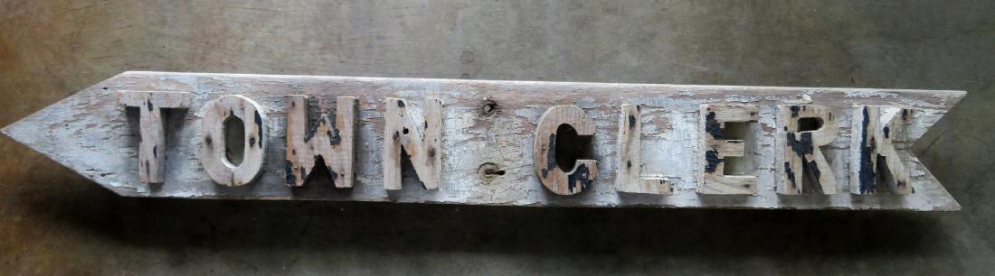 Old wooden double sided sign in the form of an arrow (1 of 5)