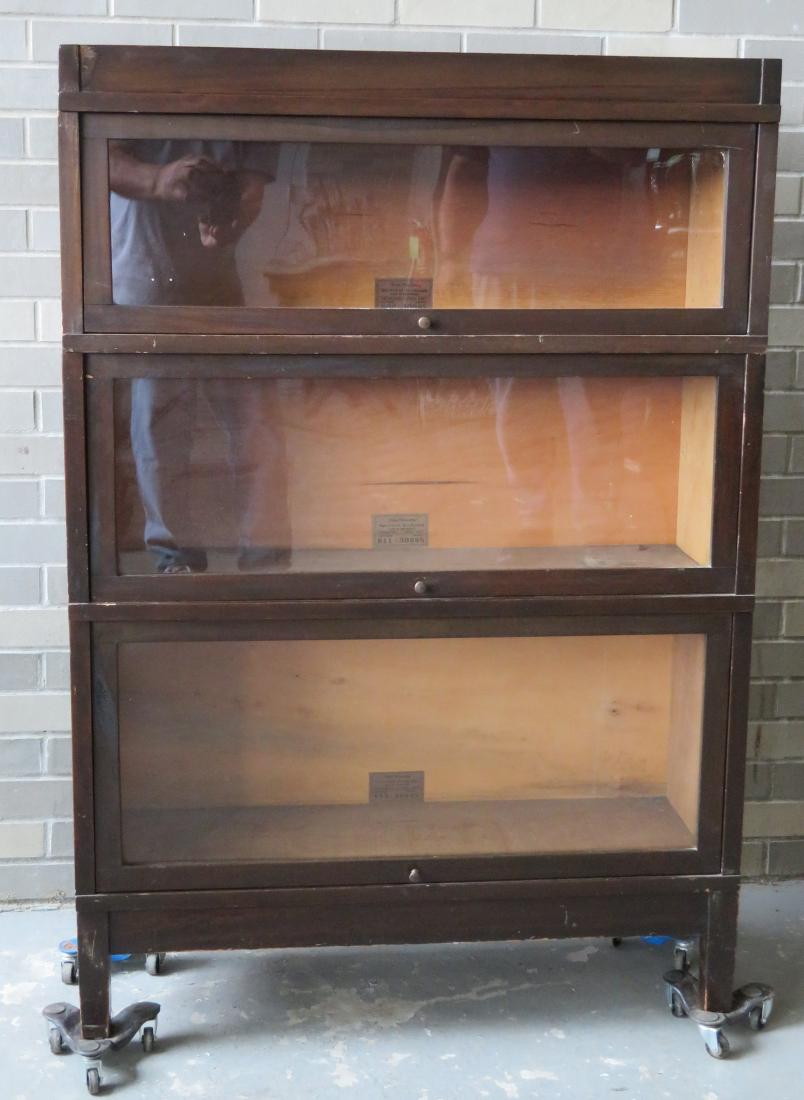 Globe Wernicke 3 section barrister bookcase in birch: Globe Wernicke 3 section barrister bookcase in birch wood. Minor surface scratches, overall good condition. Early 20th century.