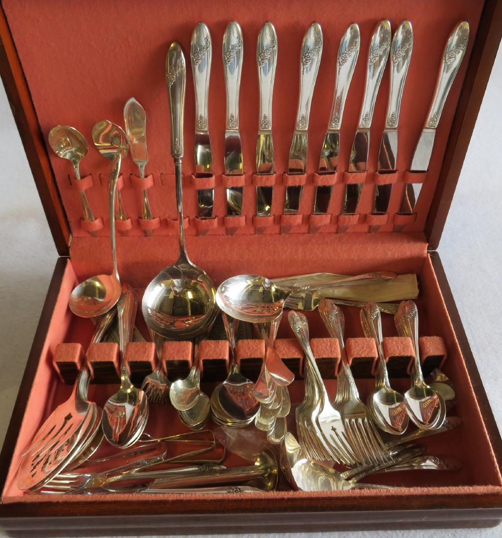 Boxed set of Oneida silver plate flatware, service for Aug 26, 2017