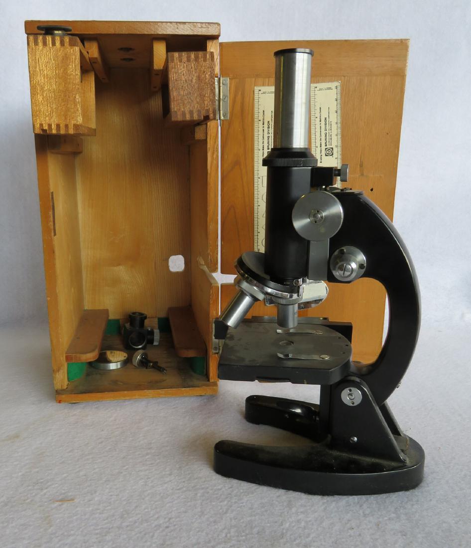 Microscope in original dovetailed wooden box signed: Microscope in original dovetailed wooden box signed Research Master Model 1 - No. 11522. Comes with various other lenses. Original black paint over brass and iron. Good condition. Height as shown 12" 