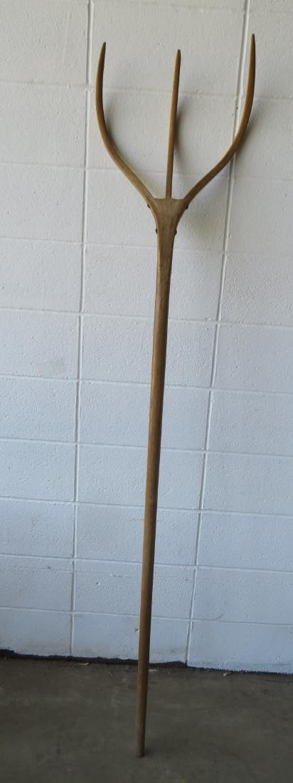 Large wooden hay fork with curved wooden teeth, 19th: Large wooden hay fork with curved wooden teeth, 19th century. Hand carved, very good condition. 76.5"L.
