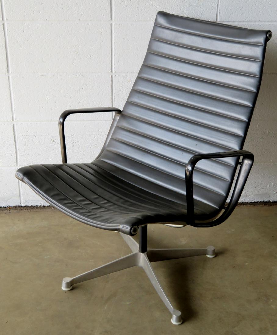 Signed Herman Miller (Charles & Ray Eames design) black (1 of 5)