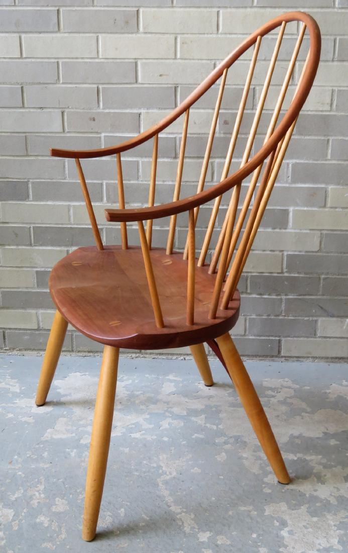 Thomas Moser ( 20th century, Maine). Continuous arm: Thomas Moser ( 20th century, Maine). Continuous arm Windsor style chair - mixed hardwoods - Excellent condition.