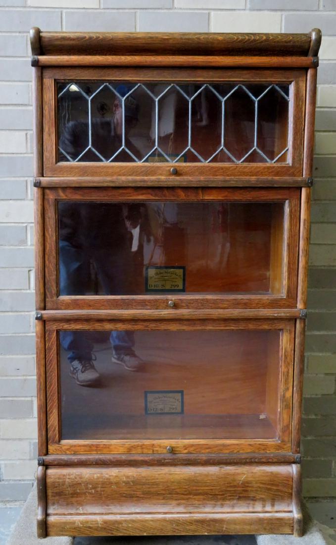An small size Globe Wernicke 3 section oak barrister: An small size Globe Wernicke 3 section oak barrister bookcase having an upper section with a leaded glass door. Very good clean condition. 25 1/2"W x 12"D x 47"H.