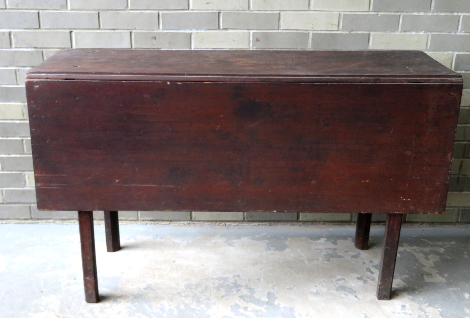 Country Chippendale drop leaf table in original red: Country Chippendale drop leaf table in original red paint, having square legs that are chamfered on 2 sides, late 18th century. Slight warping to the leaves, minor use wear, overall good condition. Si