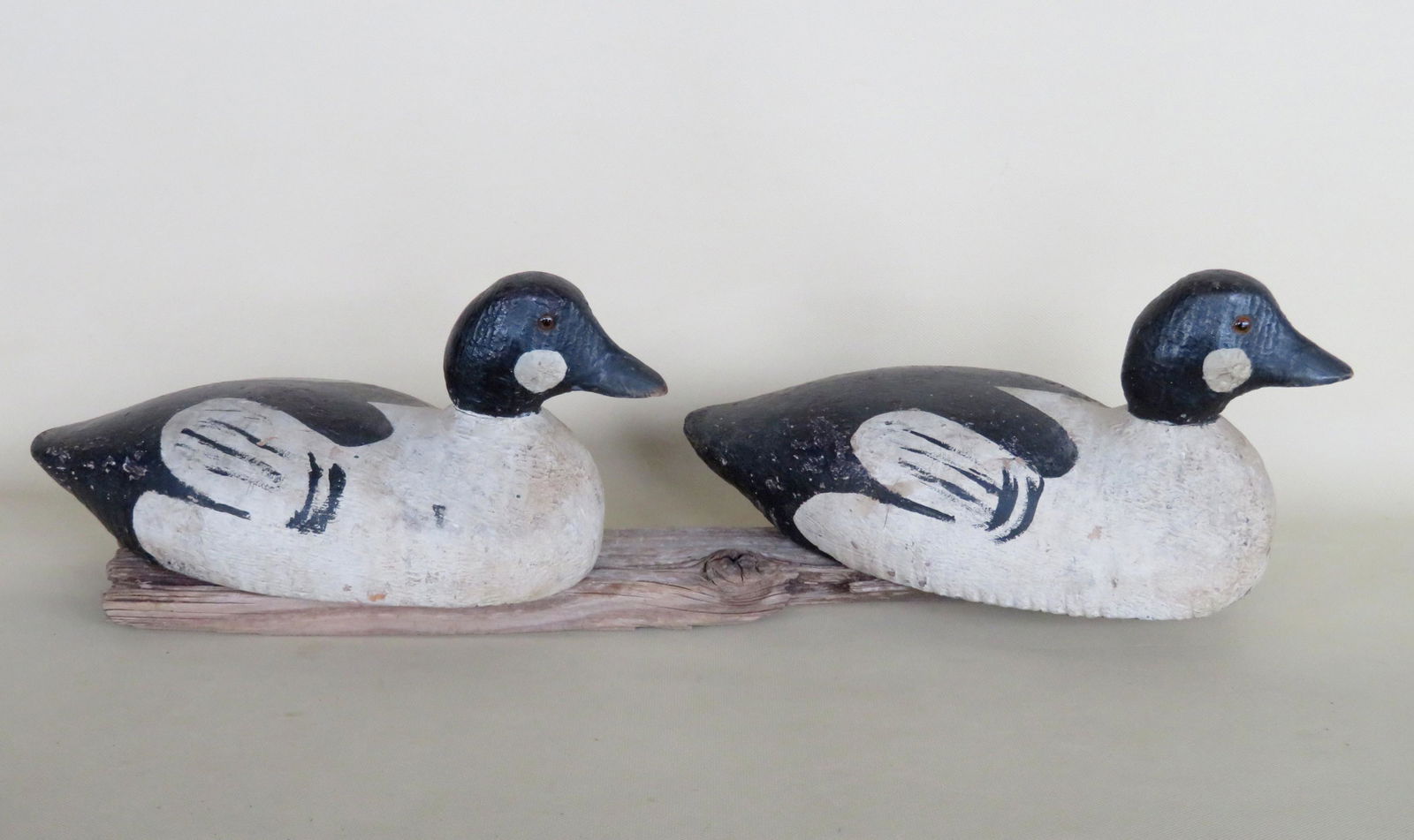 Two Goldeneye decoys in original paint, with glass Jan 04, 2020