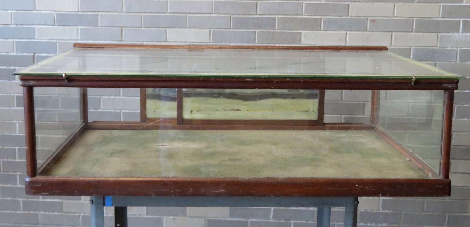 Table top oak showcase with sliding doors with interior: Table top oak showcase with sliding doors with interior mirror, late 19th to early 20th century. Good condition. 45 1/2"W x 27"D x 13"H.