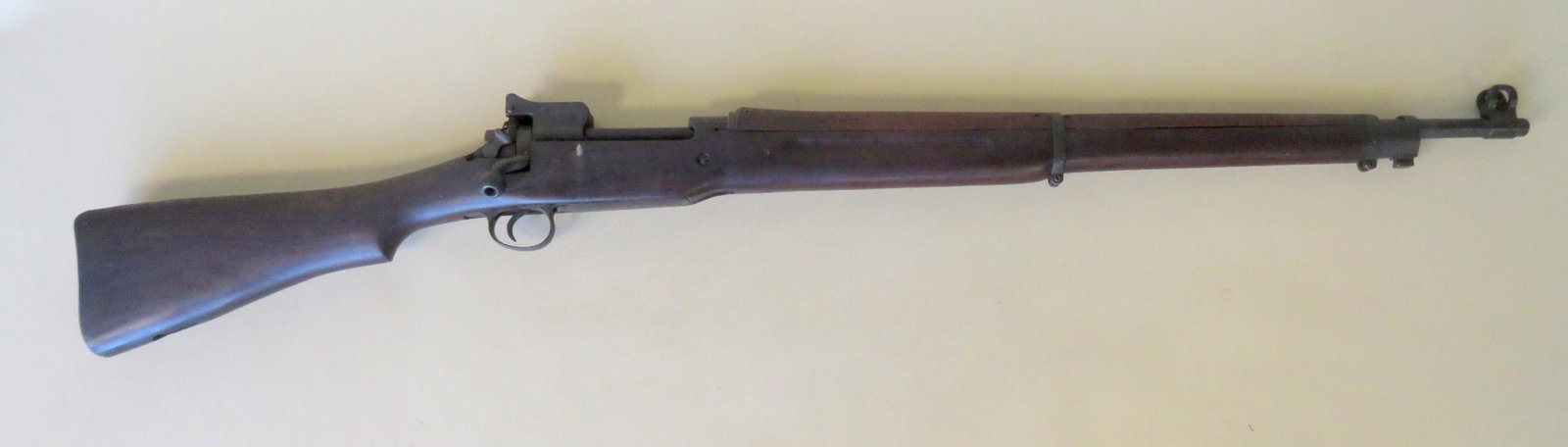 Military rifle, bolt action, signed "US Model of 1917: Military rifle, bolt action, signed "US Model of 1917 Remington / 541461". Trap door on butt plate. The walnut stock has several impressed marks "R.A. P", "R1A / 1K" and "3 - GM - K" - the barrel with