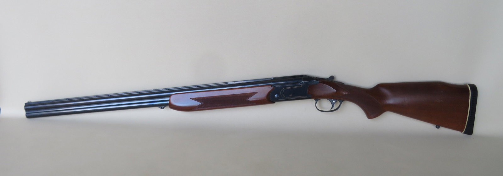 Valmet Model 412, over/under 12 gauge shotgun with: Valmet Model 412, over/under 12 gauge shotgun with checkered stock, made in Finland. Overall very good condition - bluing near 100% , and woodwork with minor surface blemishes, otherwise in very good 