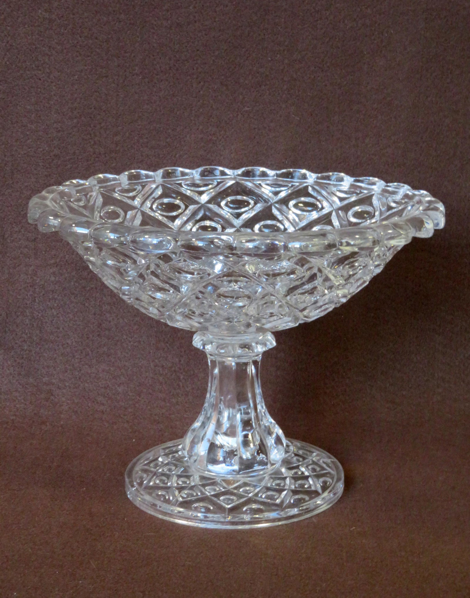 Flint glass bowl on pedestal, diamond pattern, very: Flint glass bowl on pedestal, diamond pattern, very good condition. Early 19th century.