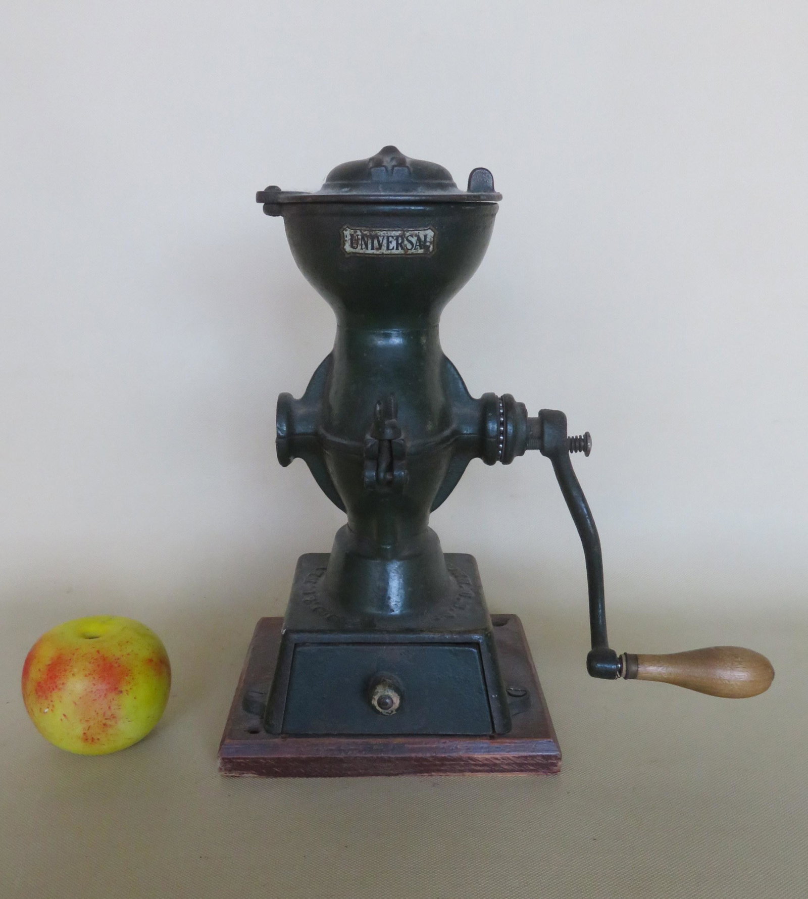 Cast iron Universal coffee mill New Britain Conn. USA.,: Cast iron Universal coffee mill New Britain Conn. USA., No. 11., original cast iron drawer. Very good condition. The wooden base 6 1/4" x 7". Total height 12".