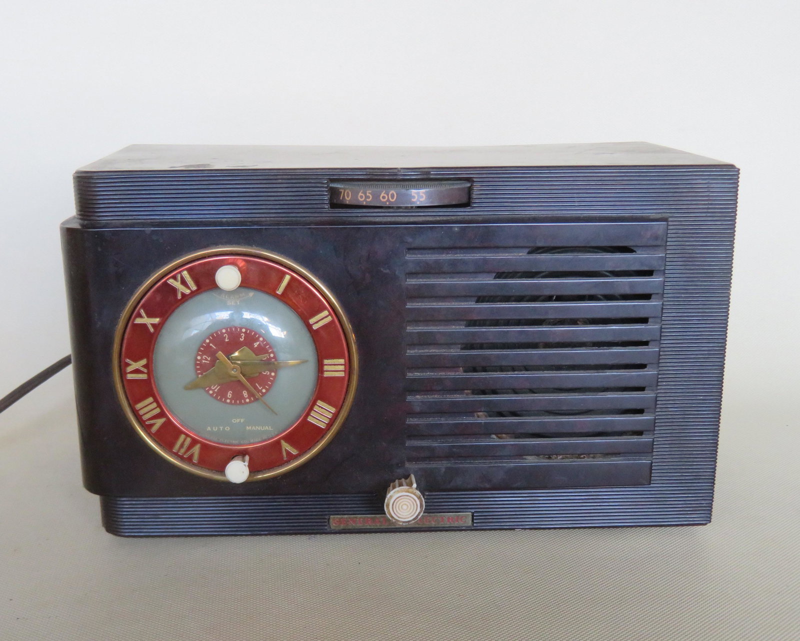 Vintage dark brown plastic radio signed General: Vintage dark brown plastic radio signed General Electric - white knobs and bronze colored dial. Non working but body in very good condition. 10"W x 5 1/2"D x 6"H.