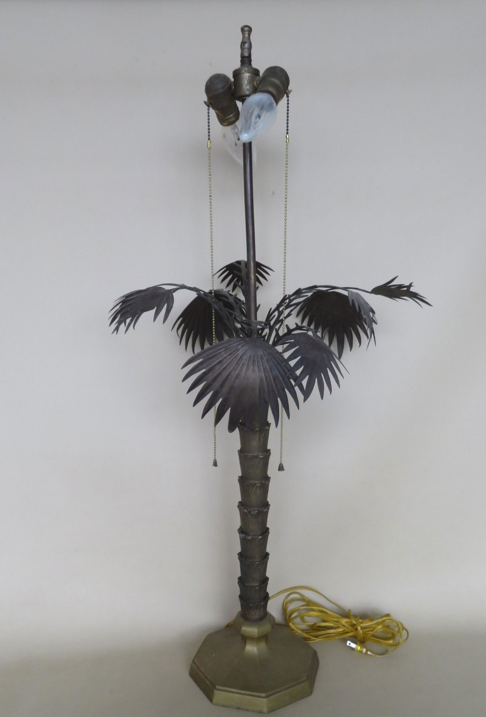 Brass palm tree lamp - the leaves come loose and unsure: Brass palm tree lamp - the leaves come loose and unsure if they are all present but it does give a good presentation. Circa 1920. 38 1/2"H.