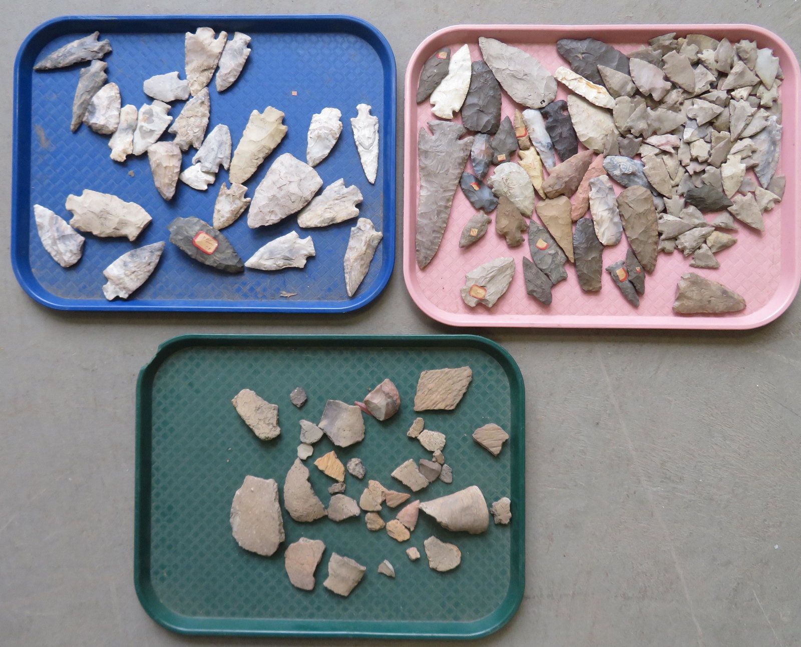 Grouping of flint arrow heads, spear heads and chards,: Grouping of flint arrow heads, spear heads and chards, some of the arrow heads have been identified where found, including 24 from Miller Country Missouri. Most in very good condition. The largest, a 