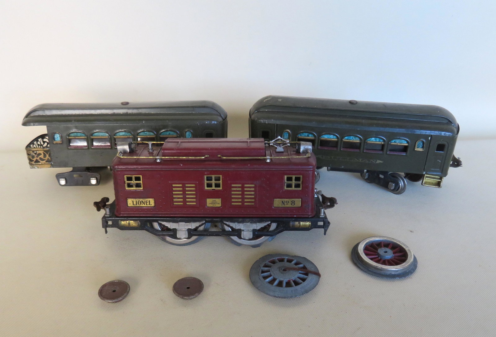 Lionel train set, standard gauge, in need of repairs: Lionel train set, standard gauge, in need of repairs including: Engine #8 - the 2 wheels on the engine are damaged, the other 2 are loose - the body in good condition; green NY Central Lines Pullman c