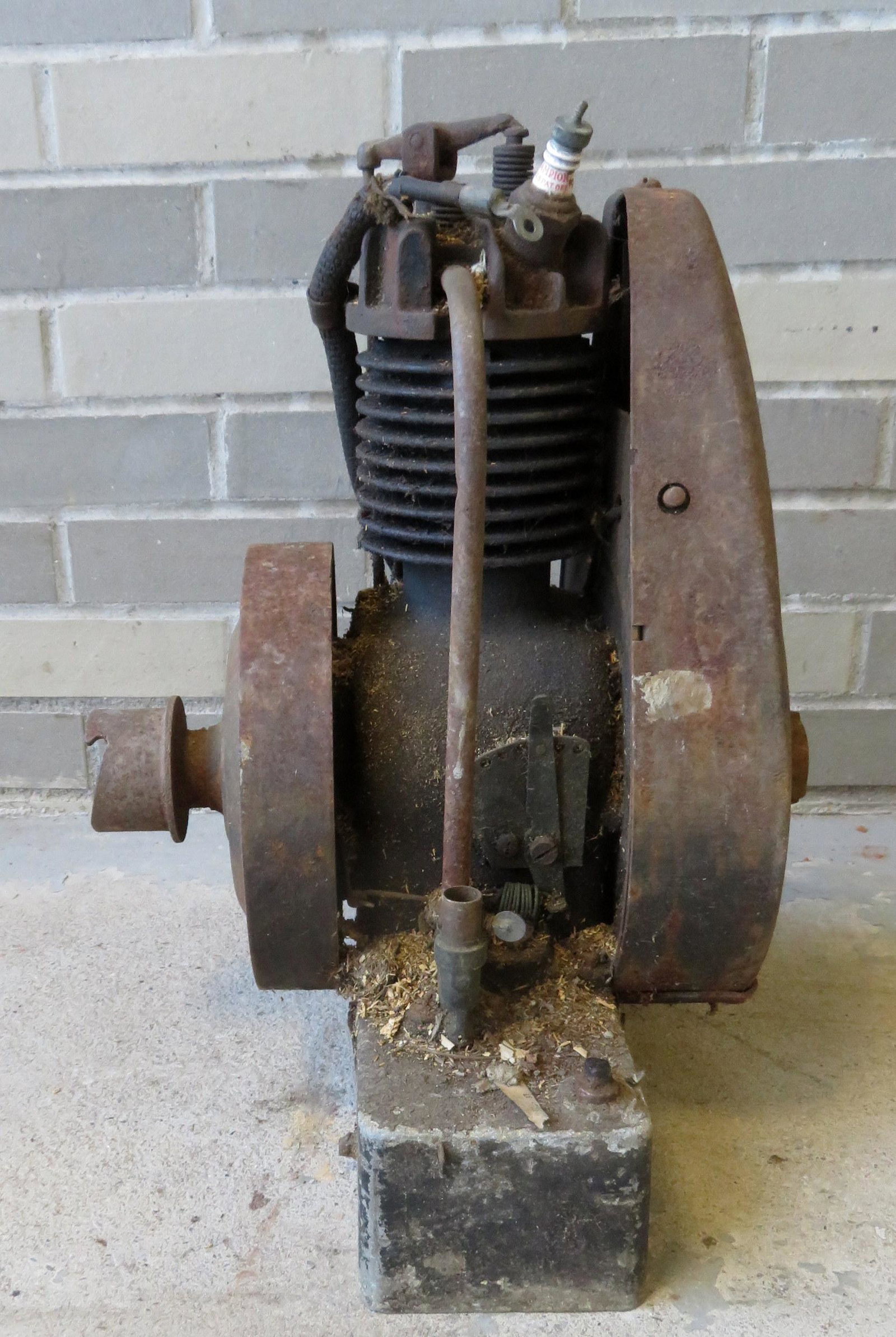 Briggs & Stratton single rocker engine, Model FH,: Briggs & Stratton single rocker engine, Model FH, serial #106222. Size 15"W x 12"L x 17"H. Note, all engines are sold as-is, non-working, possibly missing parts, some with surface rust, some with trac