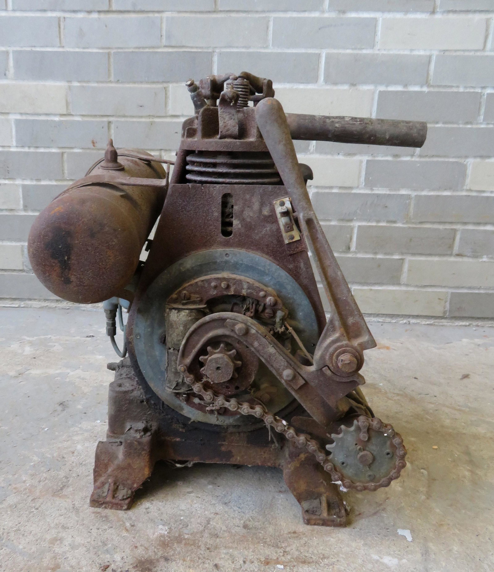 Briggs & Stratton Model FI, 1 cylinder engine with: Briggs & Stratton Model FI, 1 cylinder engine with double rocker. Serial #4335. Size 15"L x 12"W x 19"H. Note, all engines are sold as-is, non-working, possibly missing parts, some with surface rust, 