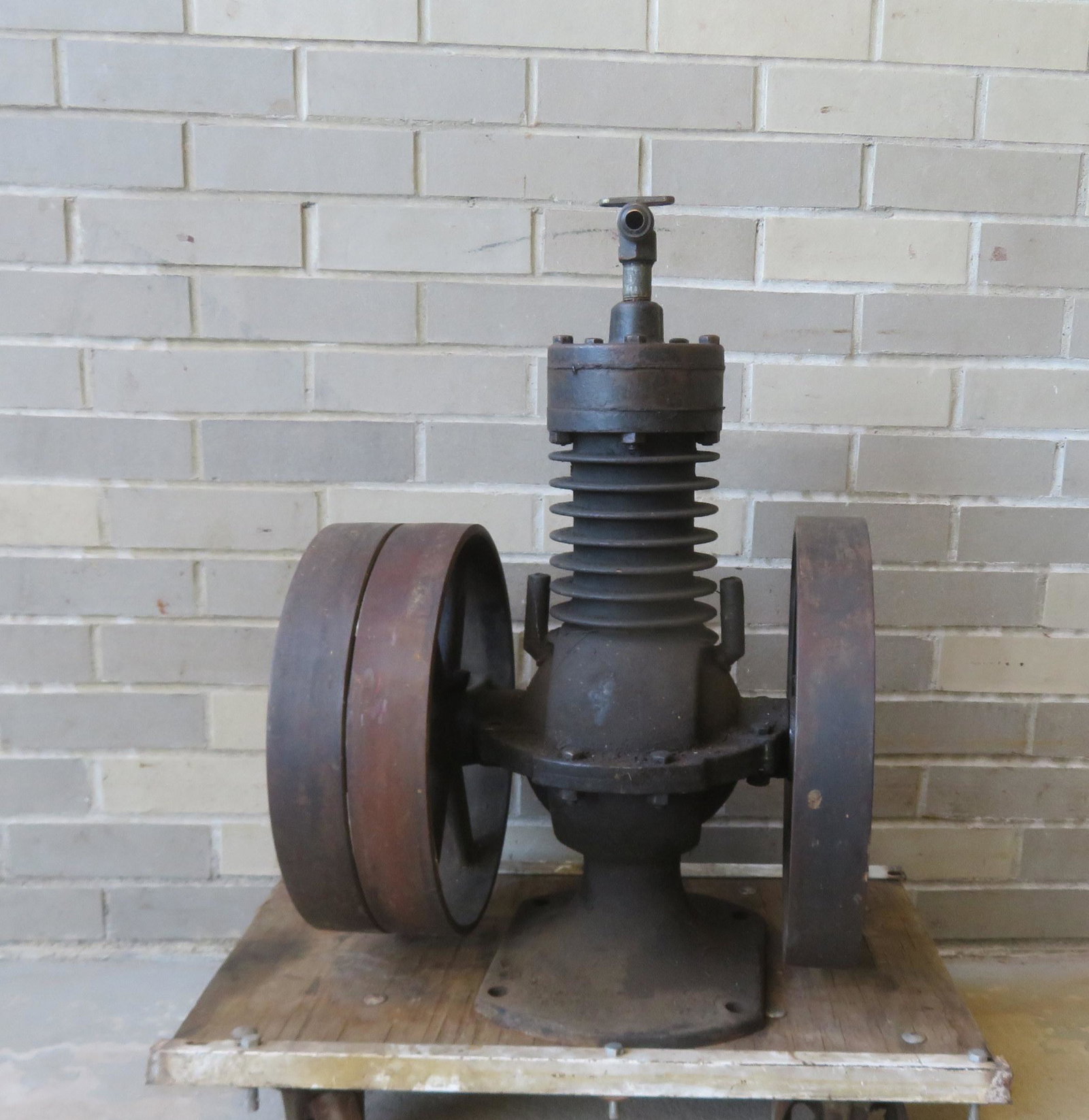 "Au-To Air Compressor" - working model.: "Au-To Air Compressor" - Working model with good compression and in very good condition. Approximately 26"H x 17"W.