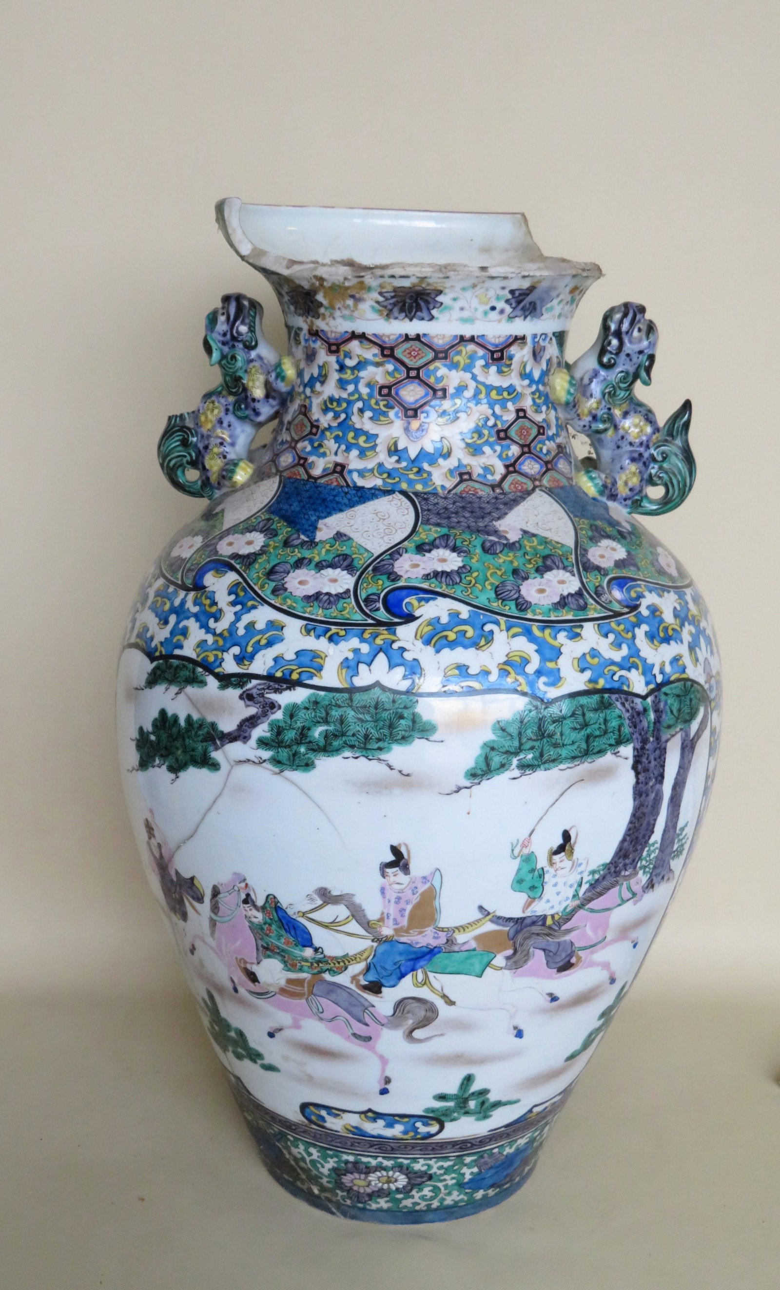 Early Chinese porcelain vase - needs restoration.: A beautiful Chinese double handle porcelain vase in need or professional restoration, possibly Ming Dynasty. The hand painted design features a panel of a priest halting the advance of cavalrymen, and