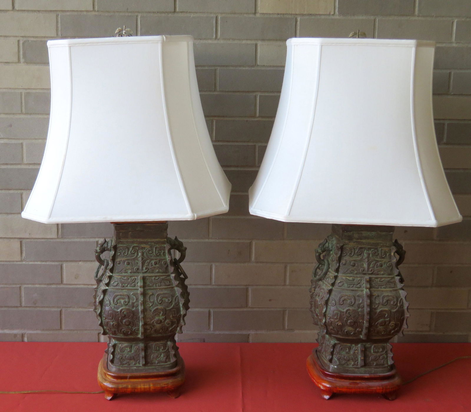 Pair of oriental bronze table lamps, 20th century. (1 of 7)