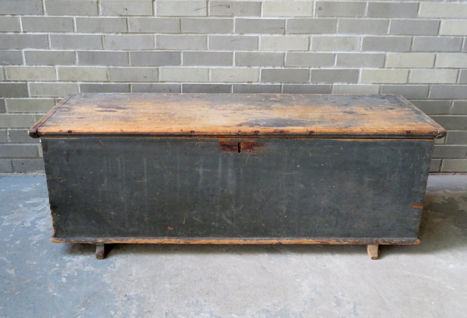 A Hudson Valley shoe-foot blanket box in original: A Hudson Valley shoe-foot blanket box in original blue-green paint, interior till and rattail hinges, dovetailed case and rosehead nail construction. Fair condition with worn top and surface scratches