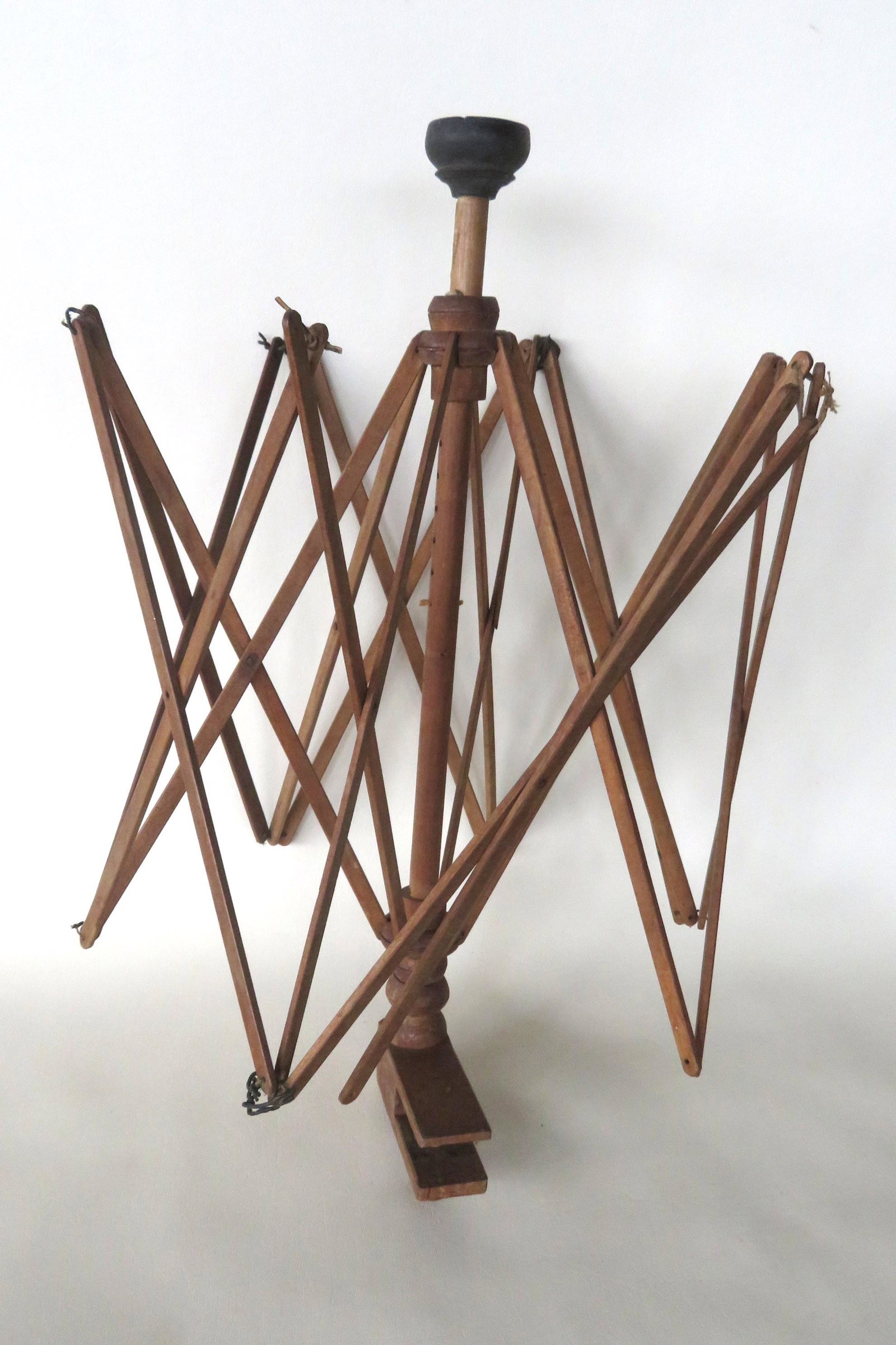 Shaker swift in original mellow finish. One rod with: Shaker swift in original mellow finish. One rod with split in wood, several pieces of tie-down strings missing, otherwise good condition in working order, 19th century, 23"H.