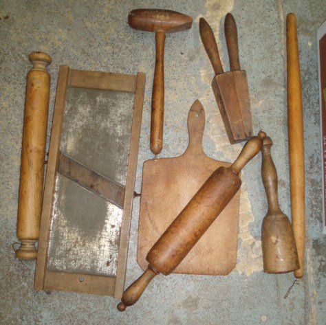 Twelve pieces of country collectibles inc. graters: Twelve pieces of country collectibles inc. graters, rolling pins, lemon squeezer, etc.