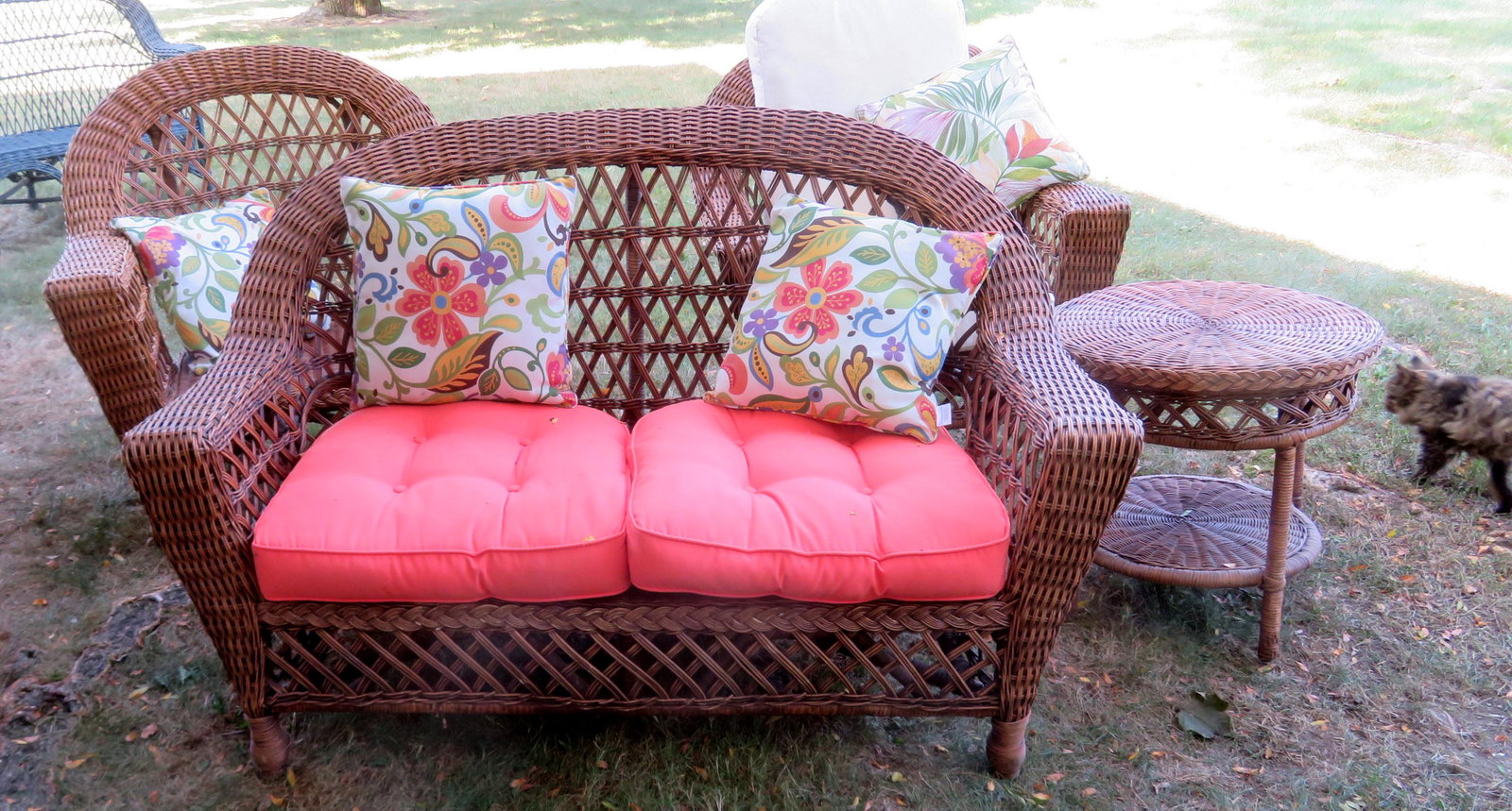 A modern set of 4 pieces of natural wicker with: A modern set of 4 pieces of natural wicker with cushions and in very good condition. Includes a settee, 2 arm chairs and a round table.