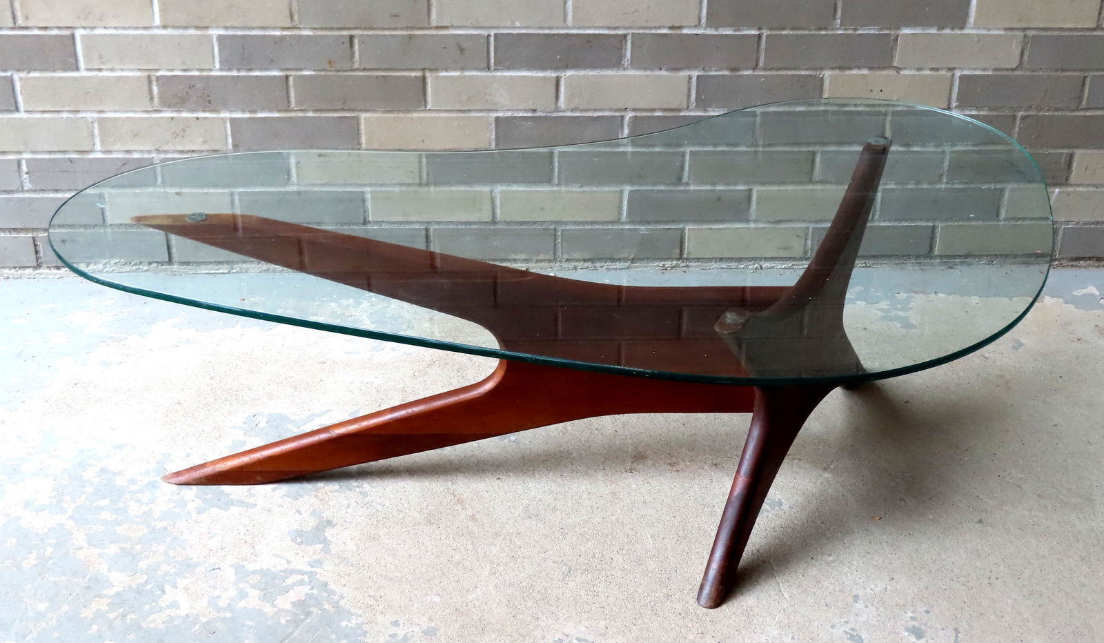 Adrian Pearsall Danish Modern coffee table.: An Adrian Pearsall Danish modern kidney shaped coffee table with walnut base and glass top,very good condition. Circa 1960. Measures 50"L x 33"W x 15 1/4"H.