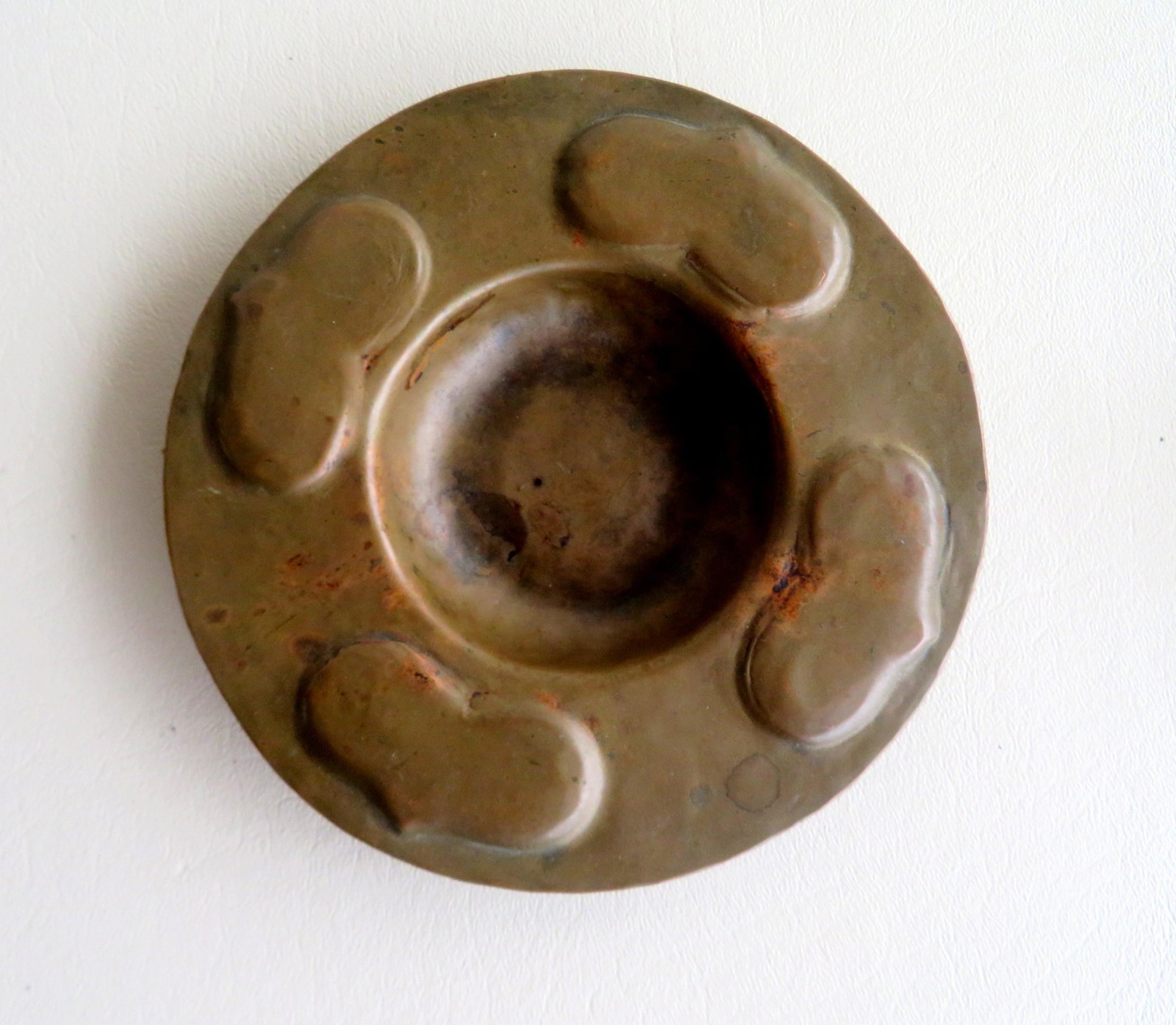 Small Gustav Stickley hand made copper bowl or ash: Small Gustav Stickley hand made copper bowl or ash tray, signed on base "The - Craftsman - Workshop - Gustav - Stickley" - very good condition. 5 3/4" diameter.