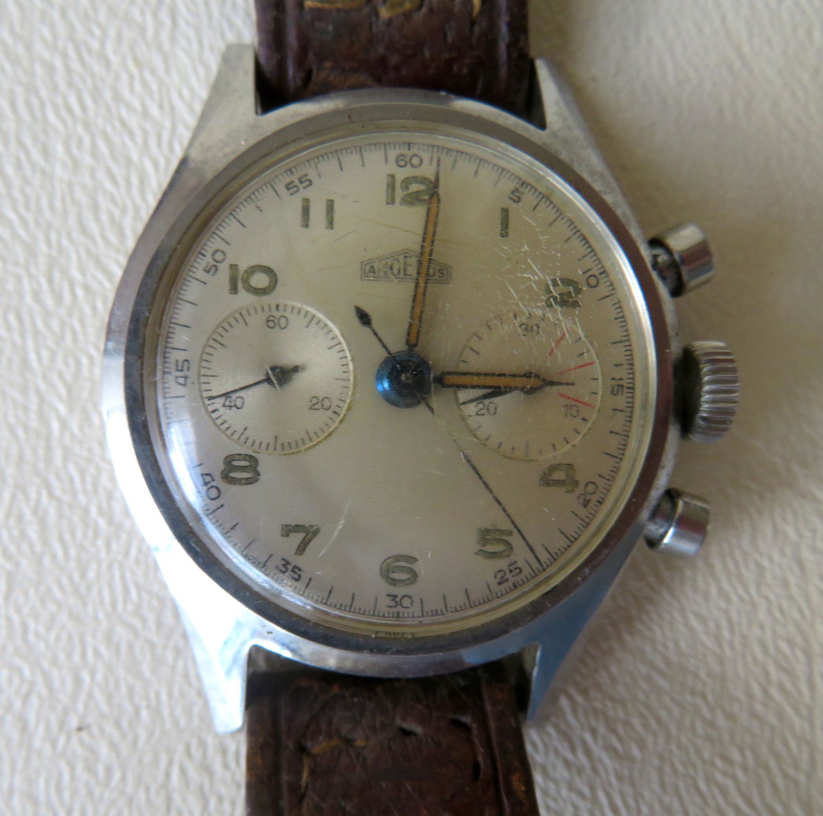 Angelus chronometer wrist watch with steel case and: Angelus chronometer wrist watch with steel case and marked on base "Angelus / Acier Inoxydable / 283669". Circa 1950. Good working condition - the crystal with wear - the leather wrist band with losse