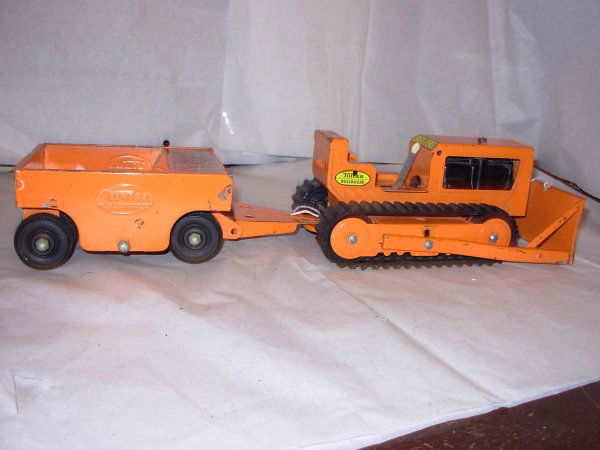 Tonka Spread-Packer 1962 and a Dozer, both are oran: Tonka Spread-Packer 1962 and a Dozer, both are orange in very good cond