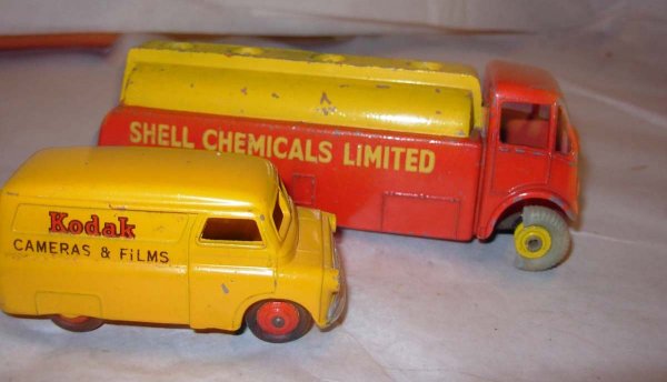 Dinky, Shell chemical tanker 59 c7 ('55) & Bedford: Dinky, Shell chemical tanker 59 c7 ('55) & Bedford "Kodak" truck 480 c9 ('54)