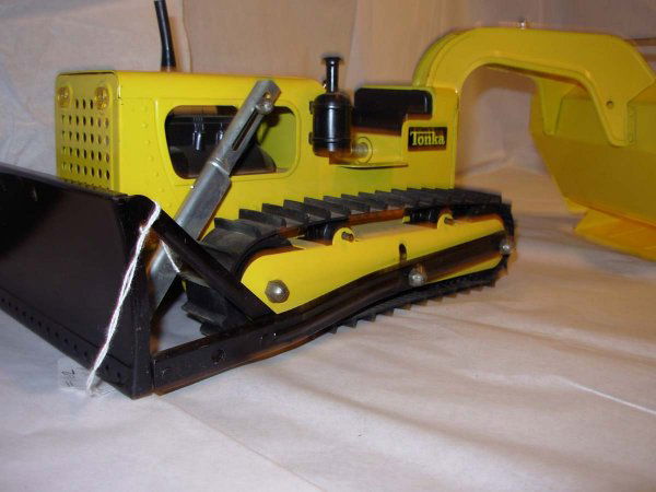 Tonka dozer and scraper w/partial box, excellent c: Tonka dozer and scraper w/partial box, excellent cond, never made the sand box