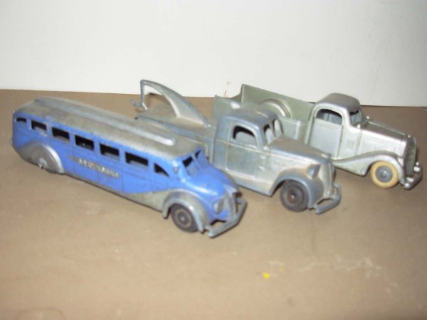 Tootsietoy, vintage 3 piece lot; Wrecker/Tow truck: Tootsietoy, vintage 3 piece lot; Wrecker/Tow truck 5 5/8" lg, Pickup truck 5 5/8" lg and a Greyhound Bus 5 7/8" lg. All are in very good cond.