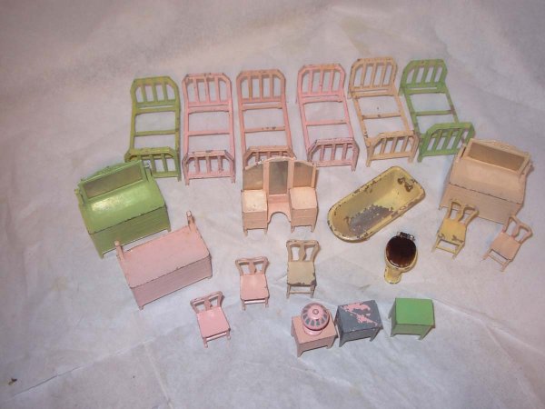 Tootsietoy Furniture; 6 beds, 3 dressers w/mirror: Tootsietoy Furniture; 6 beds, 3 dressers w/mirrors, 3 night stands, 1 makeup table w/mirror, 1 bathtub, 1 toilet, 5 chairs and 1 table lamp. All in very good cond.