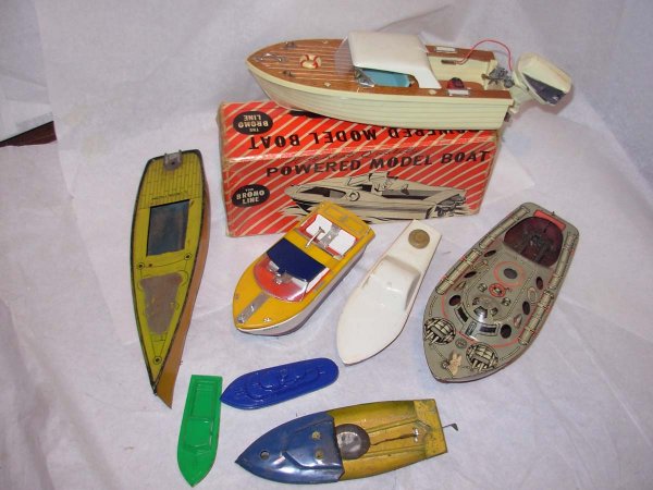 Boat Lot, 8 pieces; Marx tin PT-10 w/burner 10" lg: Boat Lot, 8 pieces; Marx tin PT-10 w/burner 10" lg very good cond, a MIB Power boat w/outboard motor 11 1/2" lg battery op, 3 plastic Wannatoy boats, Ideal 1966 Cabin Cruiser battery op. 6" lg in very