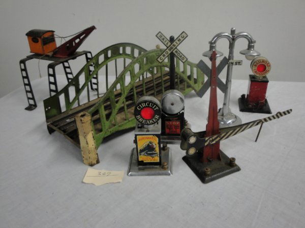 Lionel train accessories + Lionel train set with e: Lionel train accessories + Lionel train set with engine #1688 & 5 cars