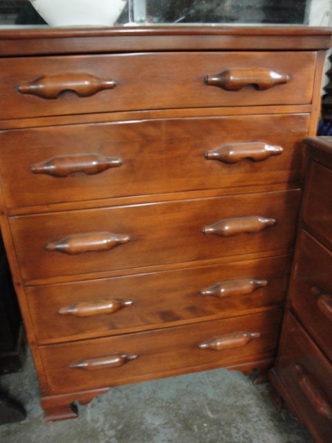 7 piece rock maple bedroom set.: 7 piece rock maple bedroom set.
