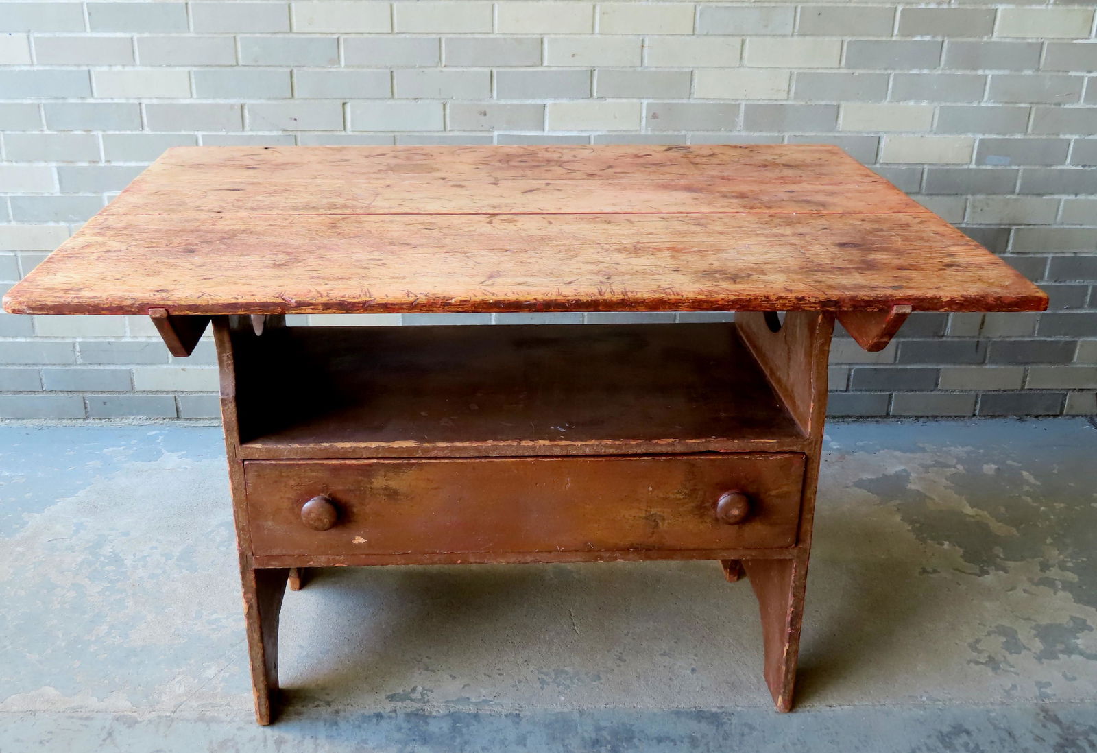 A very fine country hutch table having a base with (1 of 12)