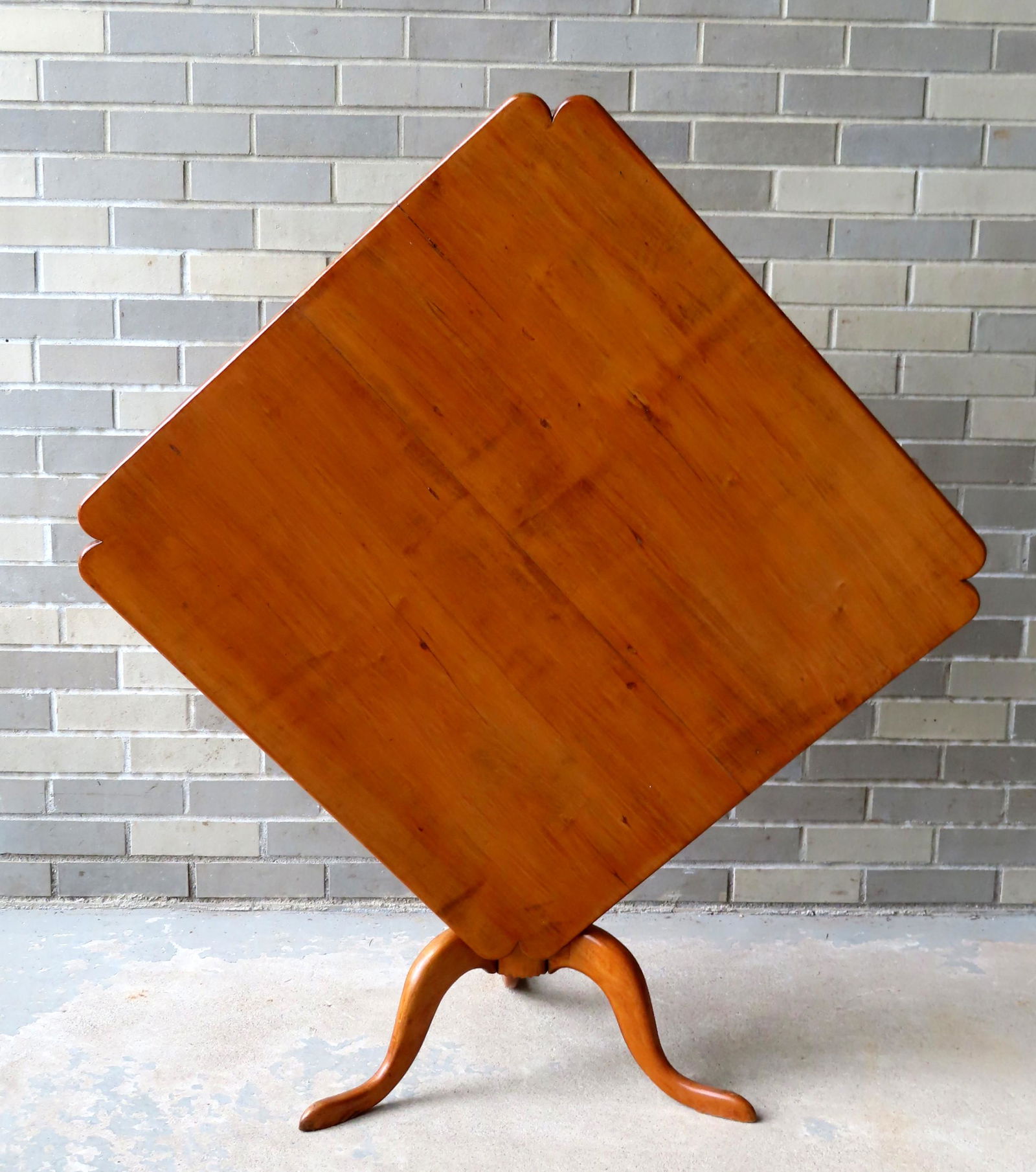 Queen Ann maple tilt-top tea table with shaped corners (1 of 9)