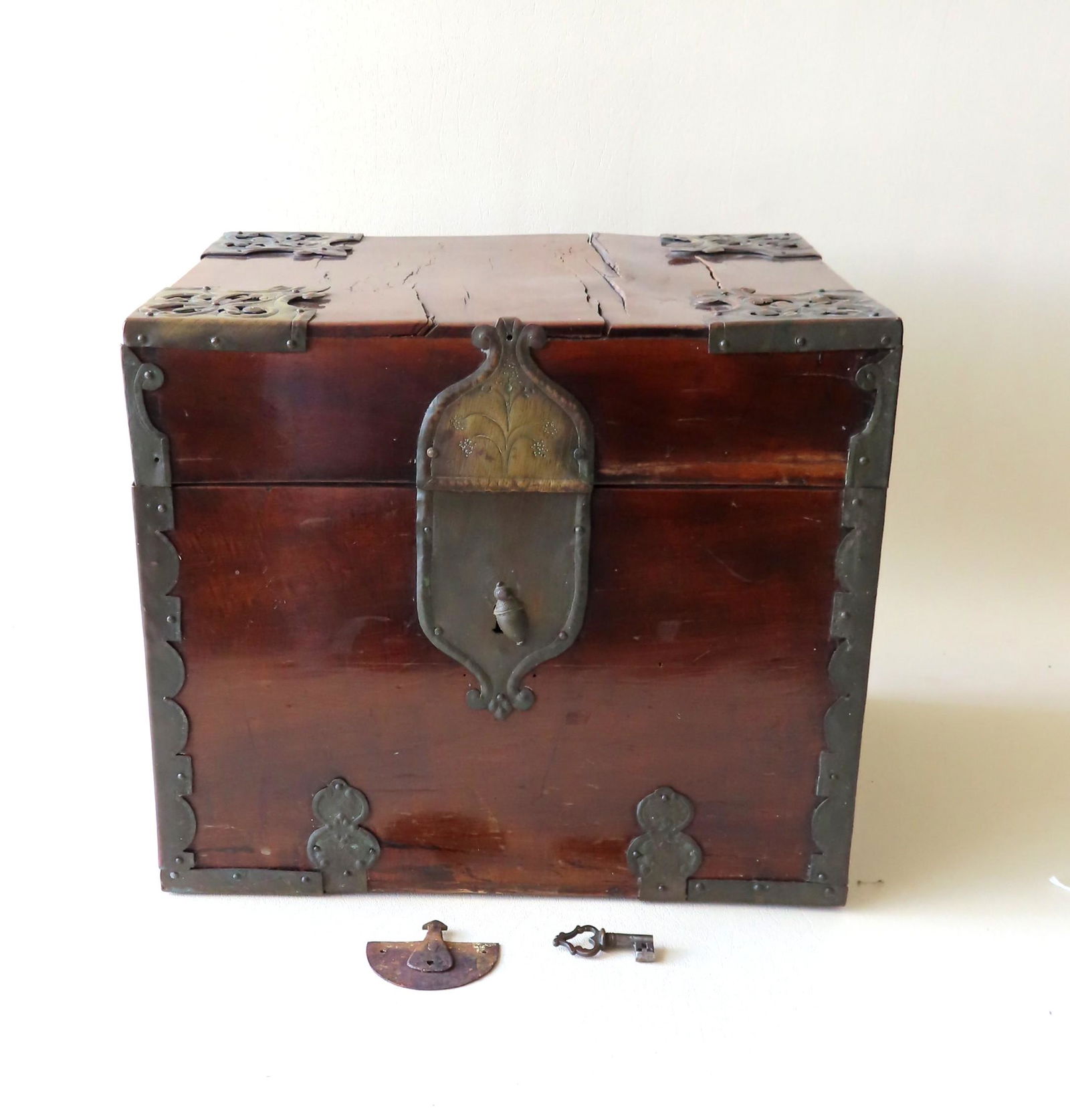 Wooden storage box in exotic wood, dovetailed frame (1 of 9)