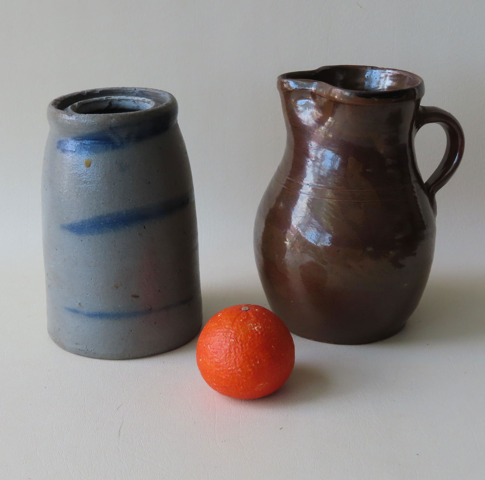 Two pieces of stoneware: Pantry jar decorated with 3 (1 of 6)