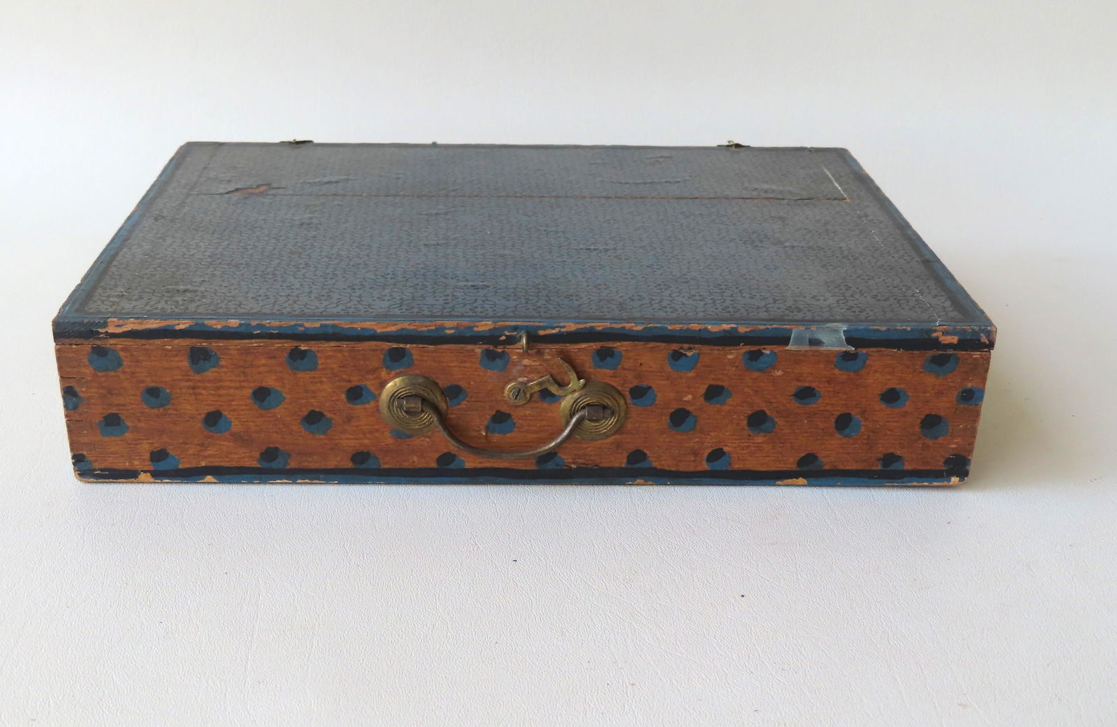 A very fine artists wooden paint box having paint (1 of 4)