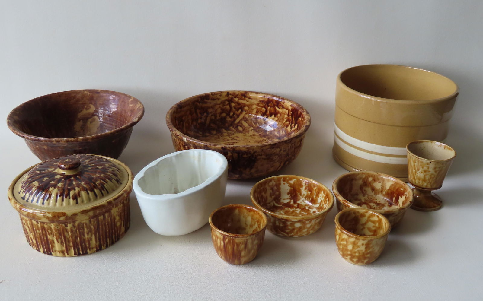 Grouping of spongeware and yellowware including: (1 of 2)