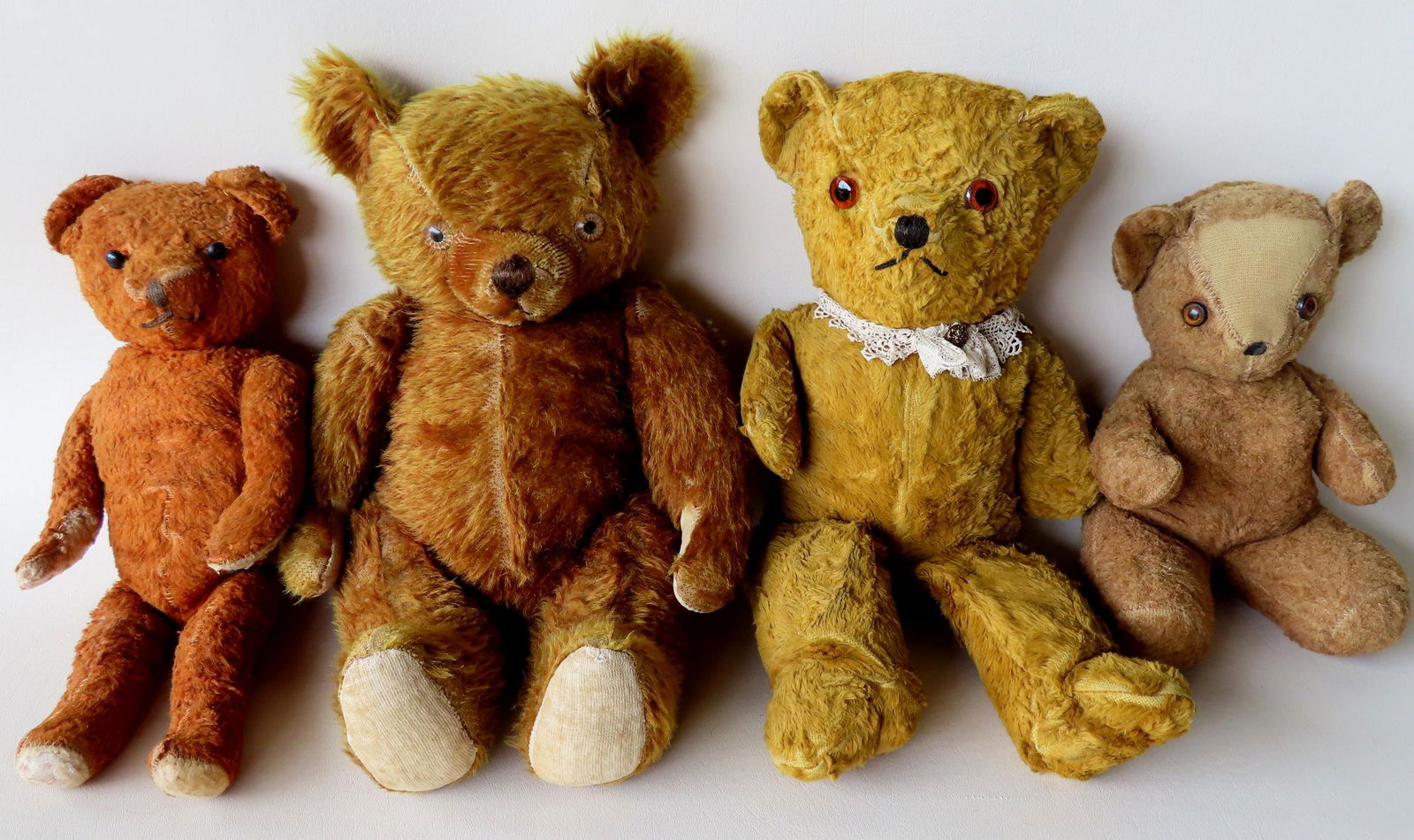 Grouping of 4 Teddy bears, 1920-50. The oldest circa (1 of 4)