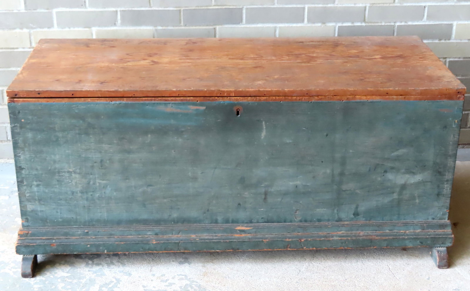 Hudson Valley shoe-foot blanket box, rattail hinges,: Hudson Valley shoe-foot blanket box, rattail hinges, rose head nail construction and dovetailed frame, circa 1800. According to family, this blanket box descended from the Clum family, Town of Clermon