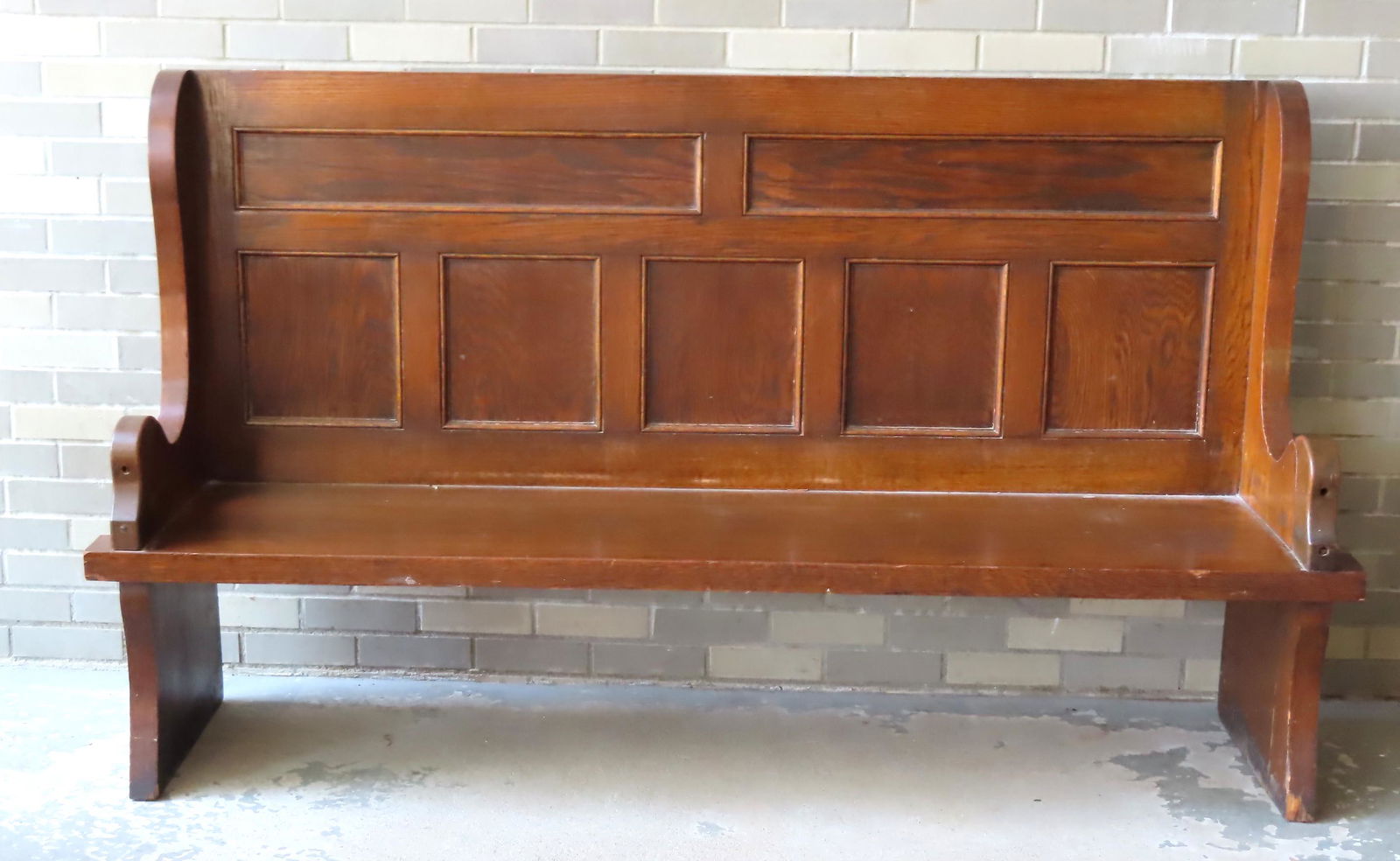 A good paneled heavy oak court-house bench, late 19th: A good paneled heavy oak court-house bench, late 19th to early 20th century. The front ends of the 2 arms have been repaired or just reglued (slight loss to top edge - see photos), slight splinters al
