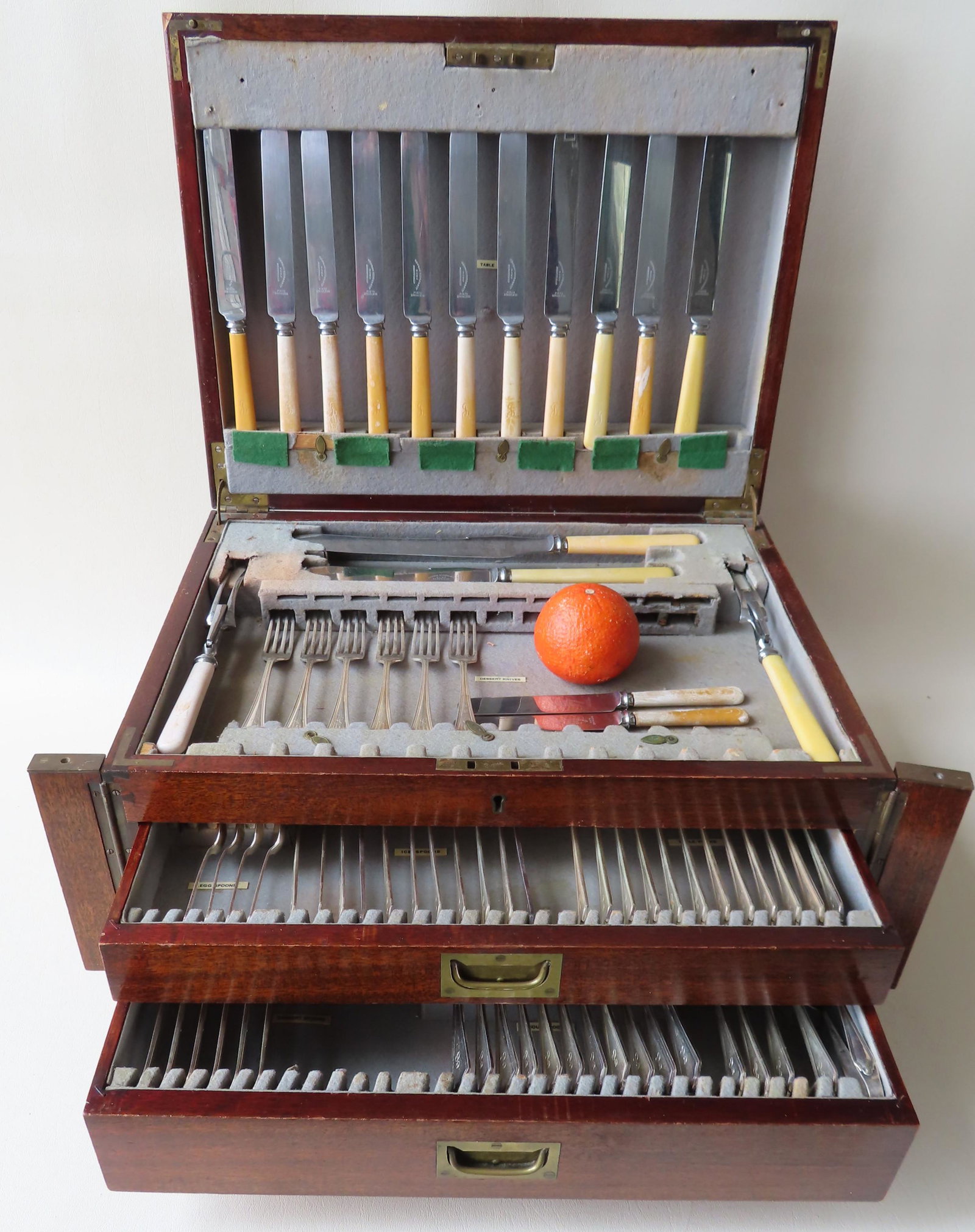 A set of silver plate flatware signed "George Hides &: A set of silver plate flatware signed "George Hides & Son / Echo / Sheffield", all pieces with monogram. Original fitted, velvet lined mahogany case. The set includes: 11 table knives (faux ivory hand
