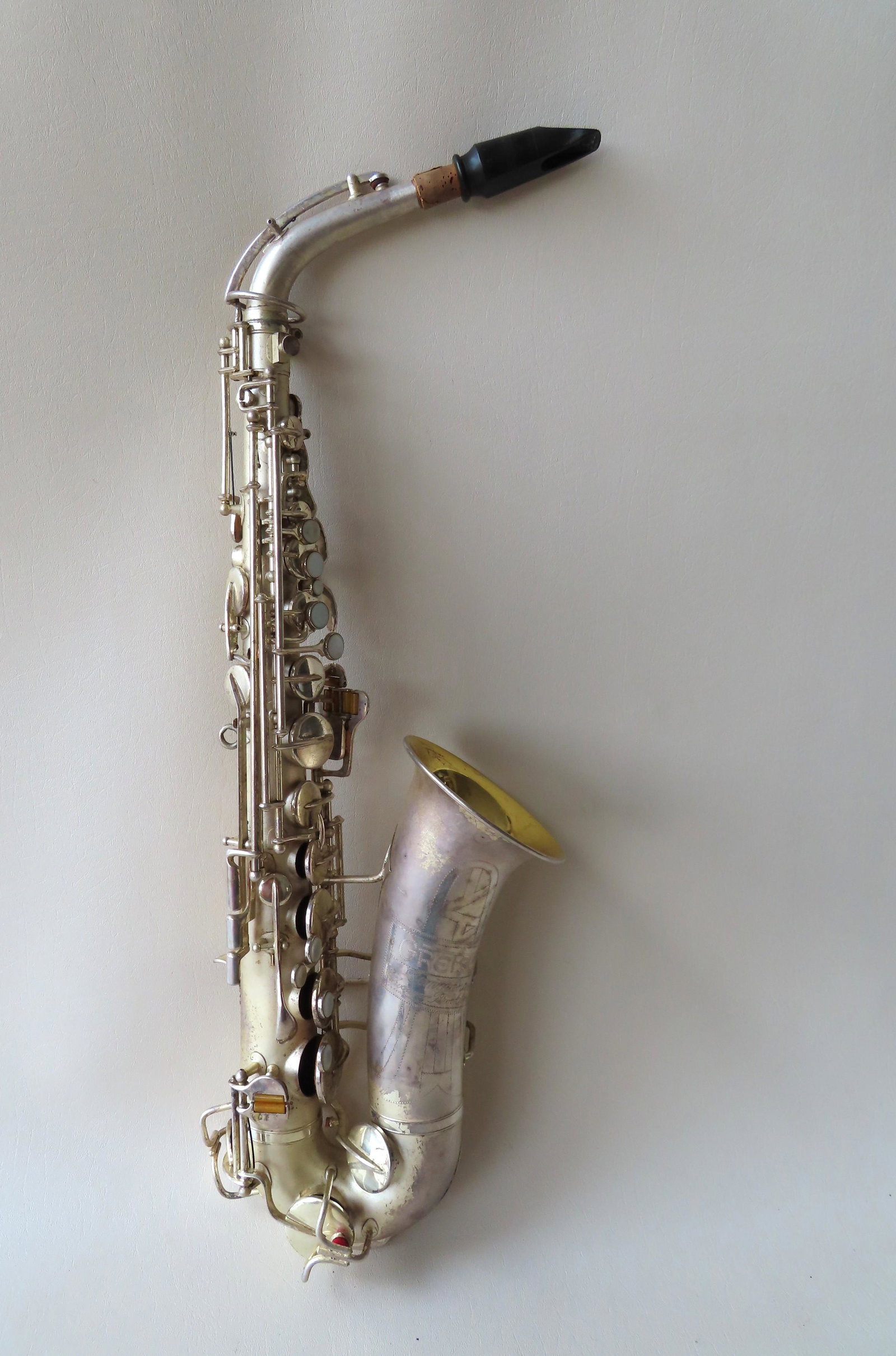 Gretsch silver plated saxophone - serial number 26103 -: Gretsch silver plated saxophone - serial number 26103 - engraved "Gretsch Commander / Chicago Brooklyn / USA". Minor wear to plating, and overall good condition. The carrying case measures 24 1/4"W x 